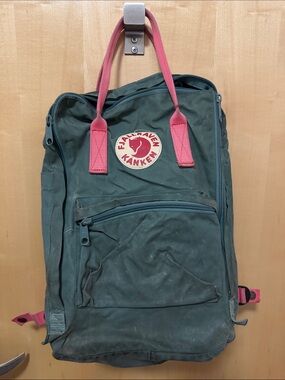 Fjallraven Kånken Backpack in Dark Green with Pink Handles